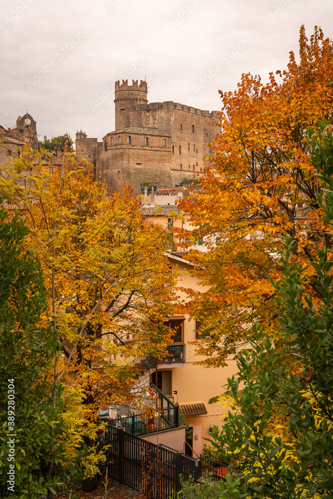 Φωτογραφία Bright autumn view with yellow and orange trees to medieval town of Nazzano in L