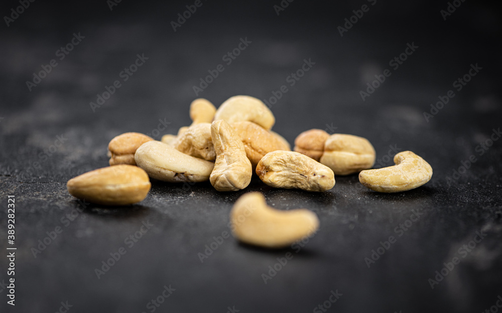 Obraz premium Some roasted Cashew Nuts (close up; selective focus)