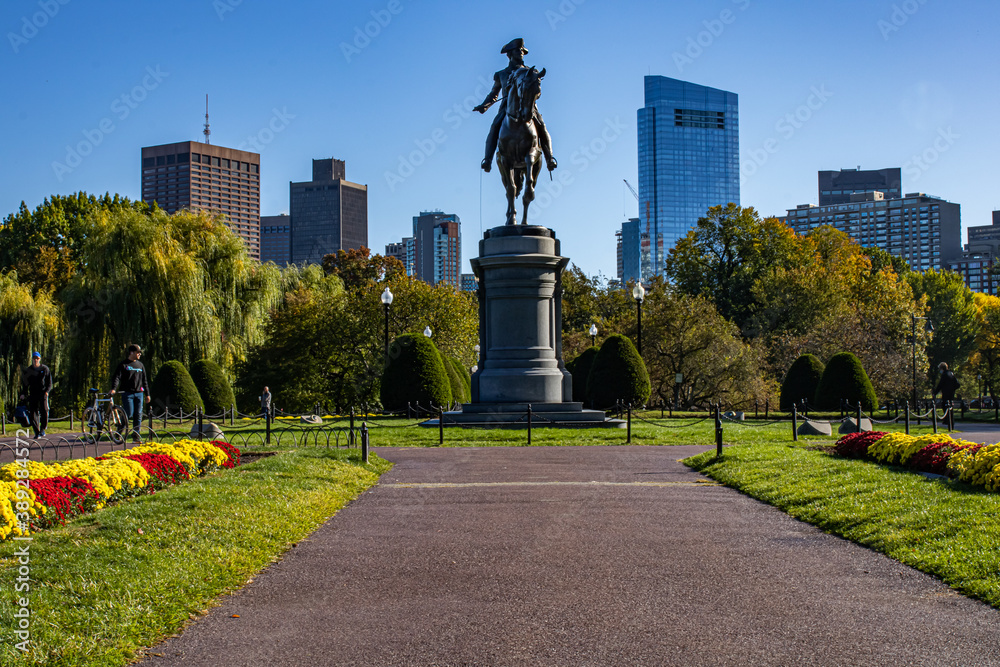 The statue of george washington with the view of the city