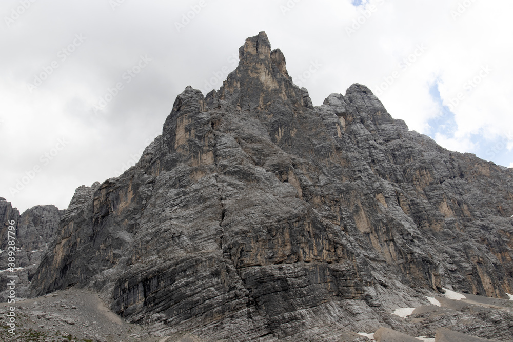Fototapeta premium escursione tra le montagne delle dolomiti