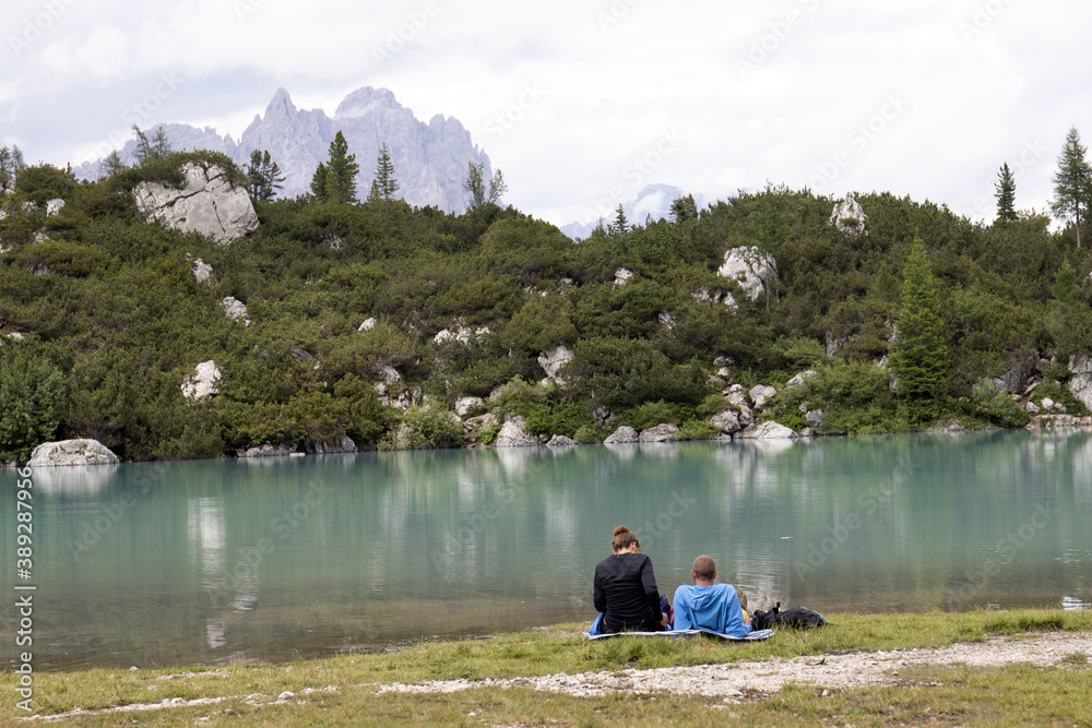 Obraz premium Ammirare il lago di Sorapis