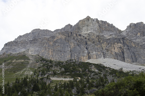 ammirare la cima delle dolomiti