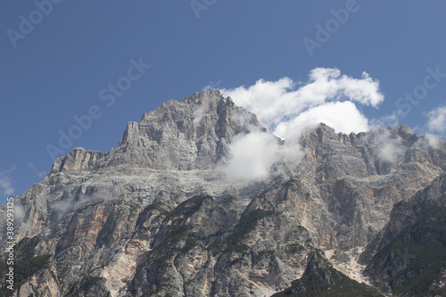 ammirare le dolomiti in una giornata di sole