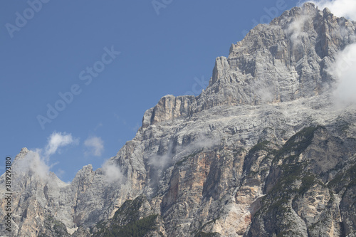 ammirare le dolomiti in una giornata di sole