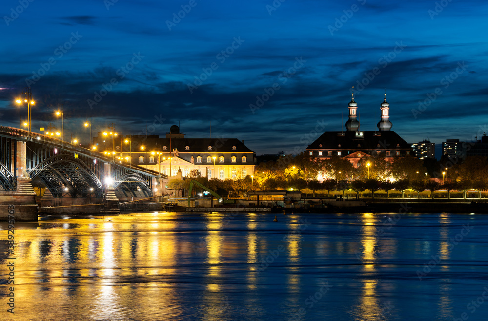 Mainz am Rhein mit Fluss, Theodor-Heuss-Brücke und Staatskanzlei sowie Landtag