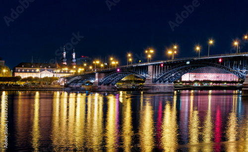 Mainz am Rhein mit Theodor-Heuss-Brücke, Landtag, Staatskanzlei und Uferpromenade © Comofoto