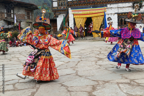 Red skirt Black hat dancers Zhang cham photo