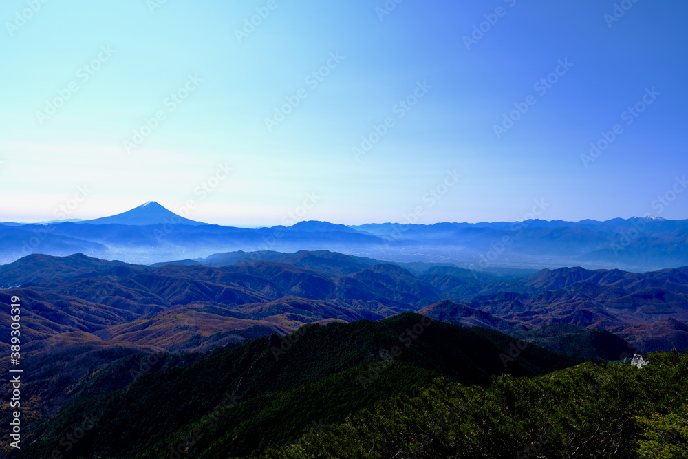 奥秩父連峰金峰山方面から見る富士山