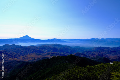 奥秩父連峰金峰山方面から見る富士山 © firstocean