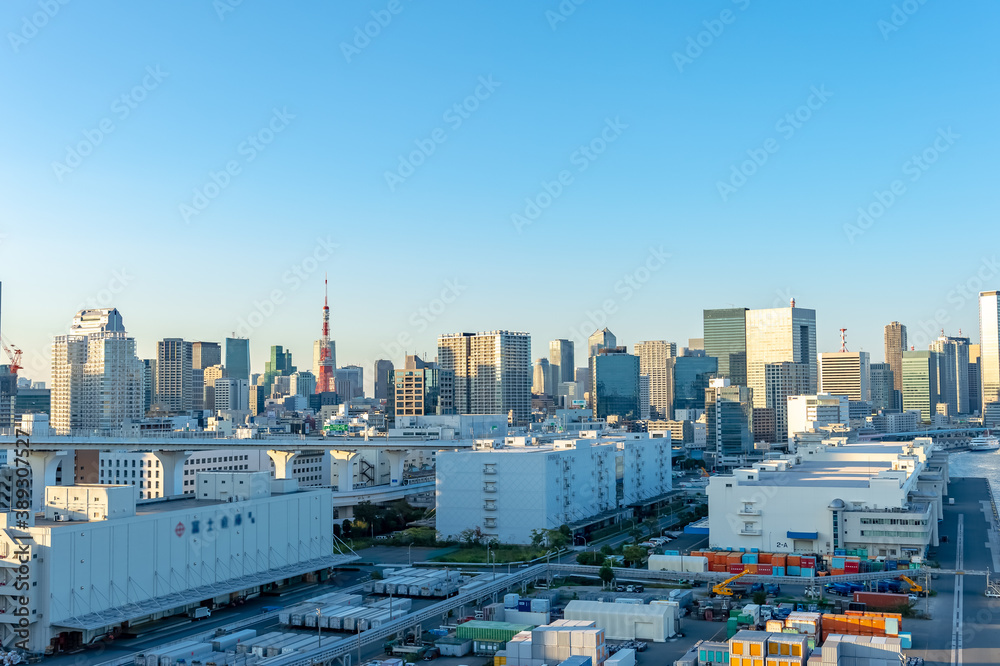Obraz premium 東京都港区芝浦埠頭から見た倉庫街の景色
