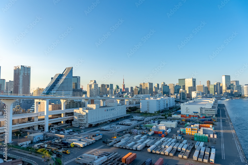 Fototapeta premium 東京都港区芝浦埠頭から見た倉庫街の景色