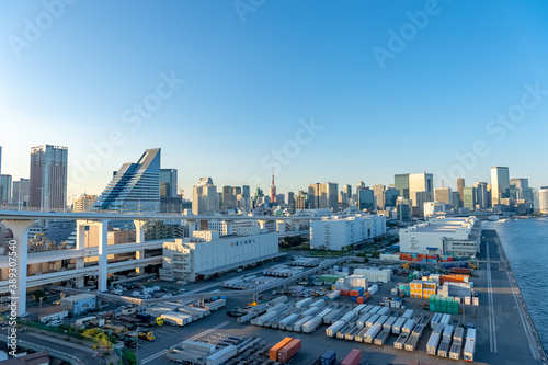 東京都港区芝浦埠頭から見た倉庫街の景色