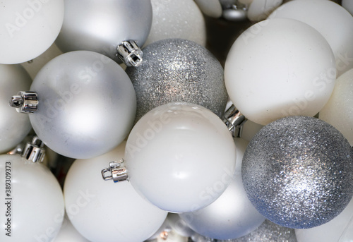 esferas de navidad azul y plata