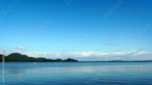 青い大空と美しき京丹後の久美浜湾
