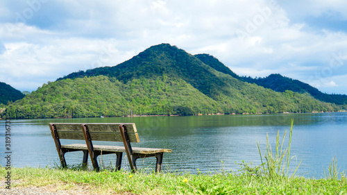 湖の畔に佇む古びたベンチ