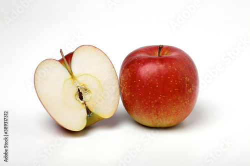 白い背景に赤いリンゴ