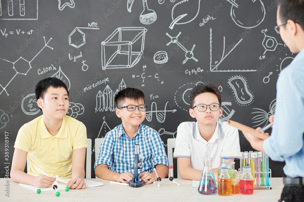 Φωτογραφία Group of Vietnamese school children listening to teacher in chemistry class