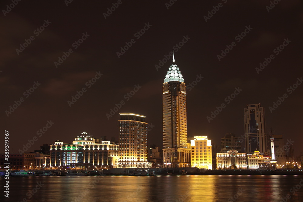 Obraz premium Night view of Shanghai Waitan Skyscrapers with Guangming Finance building along Huangpu river in Shanghai, China.