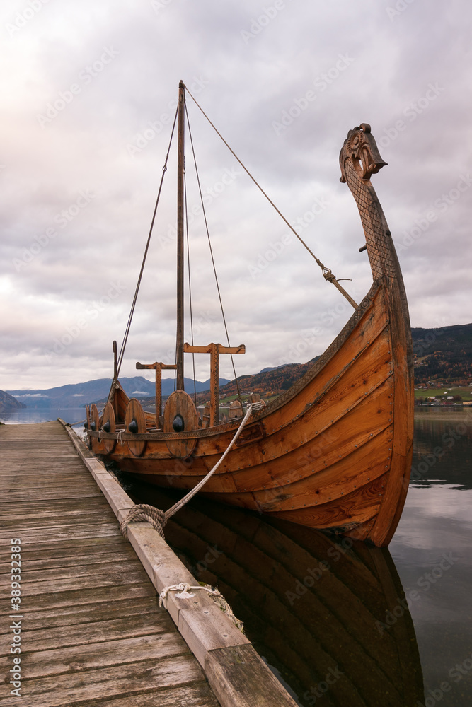 Drachenkopf Wikingerschiff am Bootssteg am Fjord Stock Photo | Adobe Stock