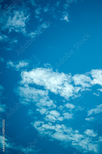 Tapeta kompozycja białych delikatnych chmur na niebieskim niebie