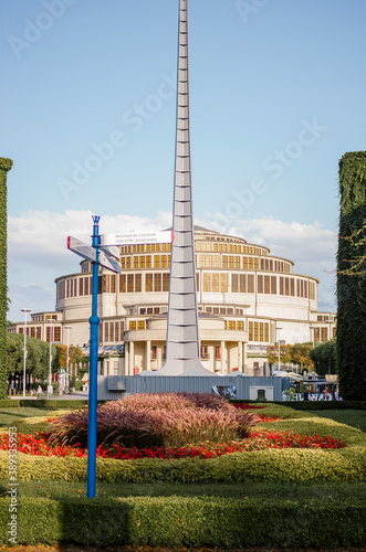 Hala Stulecia we Wrocławiu z iglicą przed budynkiem