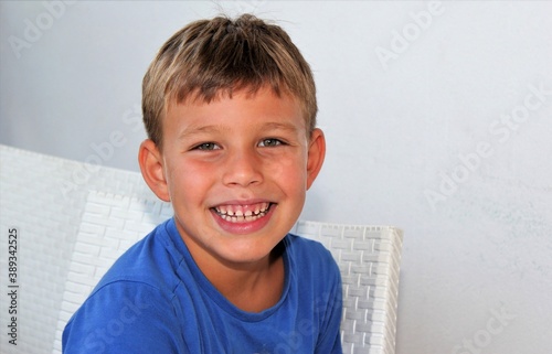 Retrato de niño rubio sonriendo en primer plano