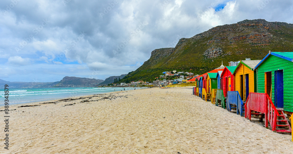 Obraz premium Colourful Muizenberg Beach Huts in Cape Town, Western Cape, South Africa