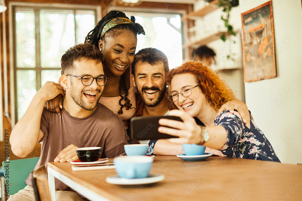 Obraz premium woman friendship fun friend cafe smiling lifestyle happy selfie camera photo people cheerful laughing coffee