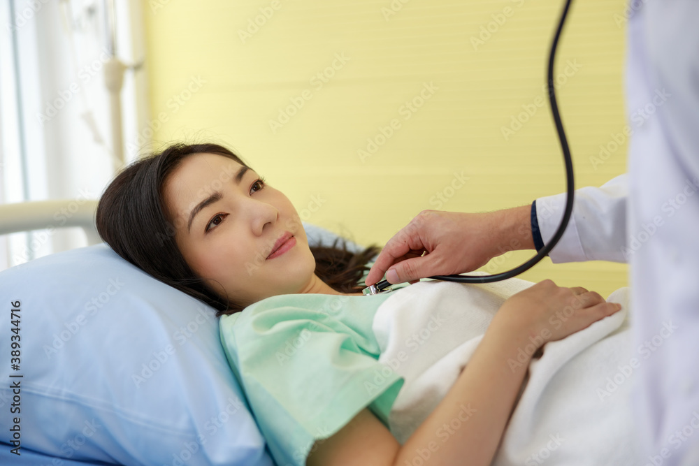Obraz premium Asian doctor is using a stethoscope listen to the heartbeat of the patien