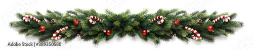 Fotografia Christmas border frame of tree branches with red balls, pine cones and candies
