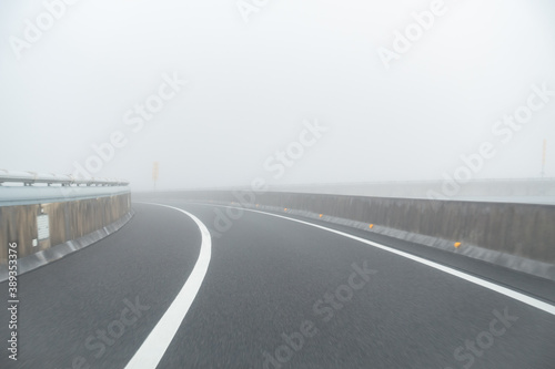 霧で前方が見えない高速道路の写真