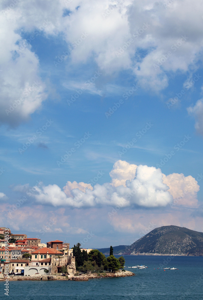 Scorcio del Borgo marino di Portoferraio con mare cielo e nuvole
