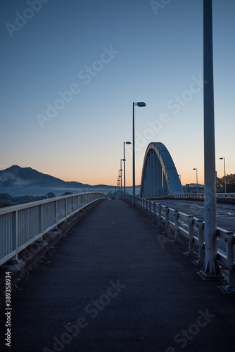太陽が昇る前の橋の上の景色(縦)