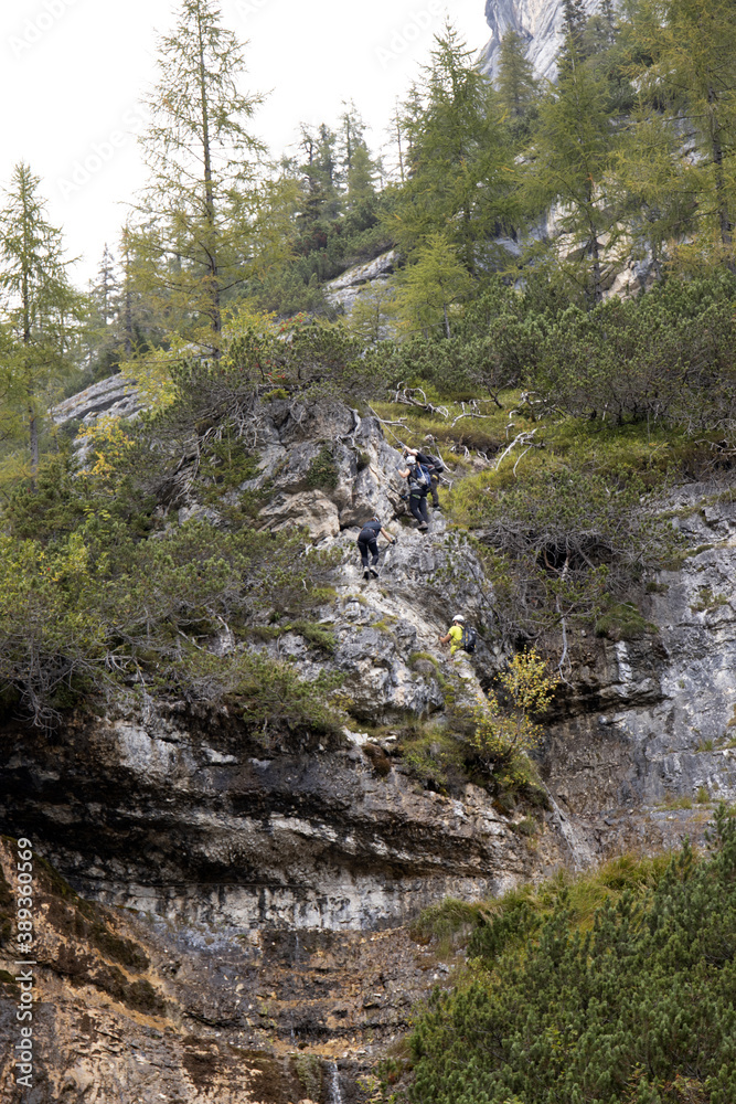 Escursione attrezzata tra le montagne