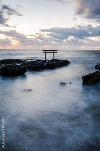 茨城県東茨城郡大洗町の海にある鳥居と朝焼け