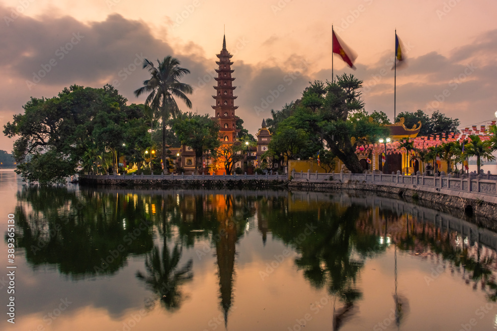 Obraz premium HANOI, VIETNAM, 4 JANUARY 2020: Beautiful sunset over the Tran Quoc Pagoda of Hanoi