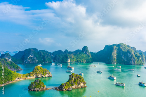 Fototapeta HA LONG BAY, VIETNAM, JANUARY 6 2020: Beautiful landscape of Ha Long Bay