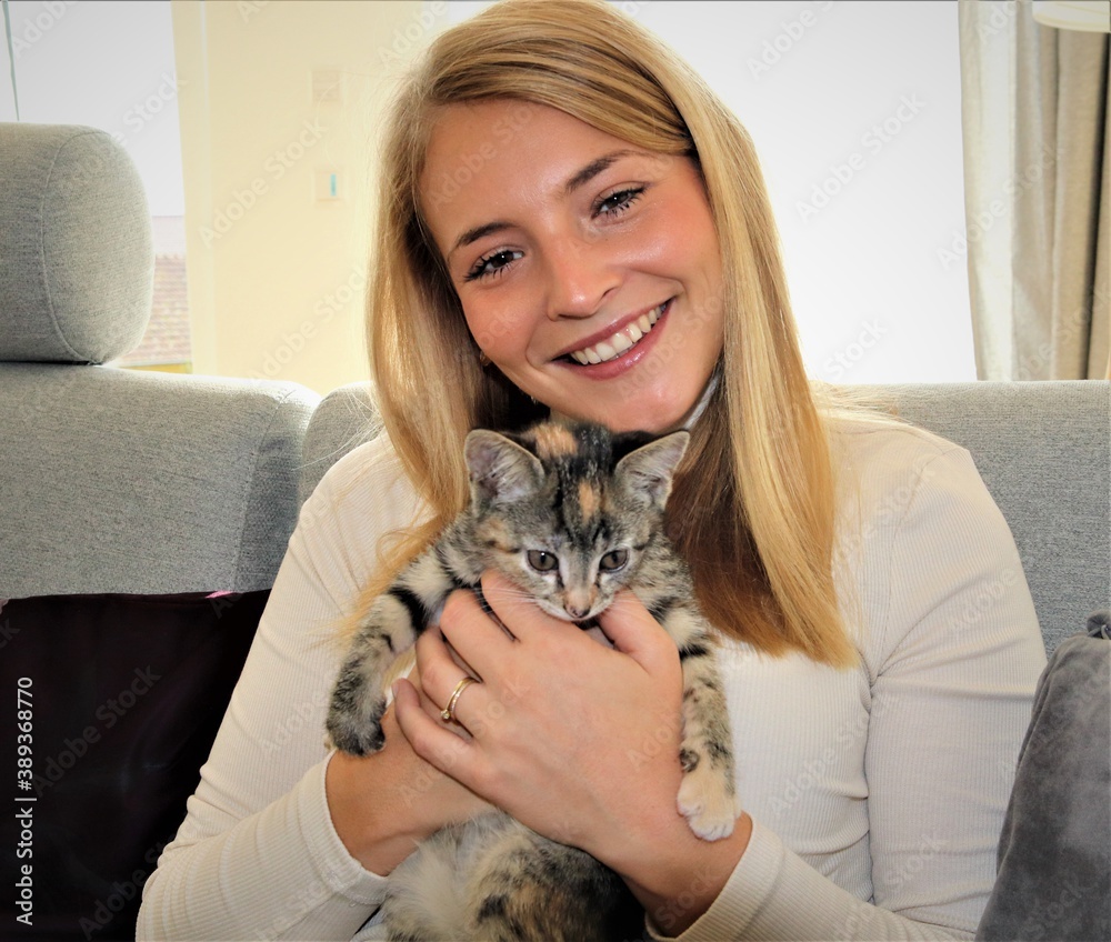 Blondine mit Katze Blondine mit Katze