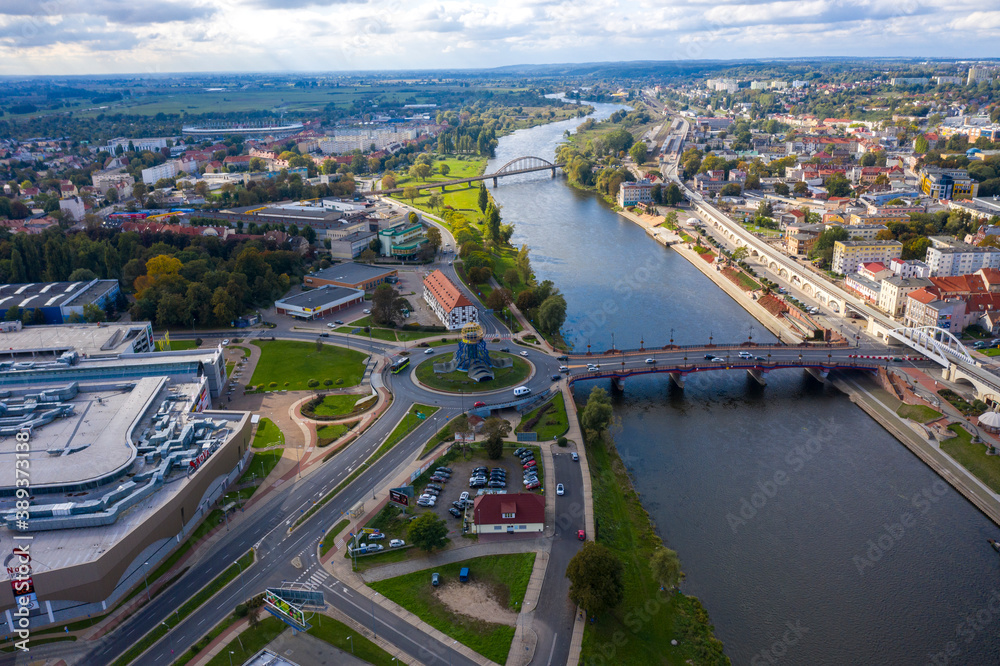 Fototapeta premium Widok z lotu ptaka na rondo Świętego Jerzego z wieżą widokową Dominanta oraz Most Staromiejski w mieście Gorzów Wielkopolski