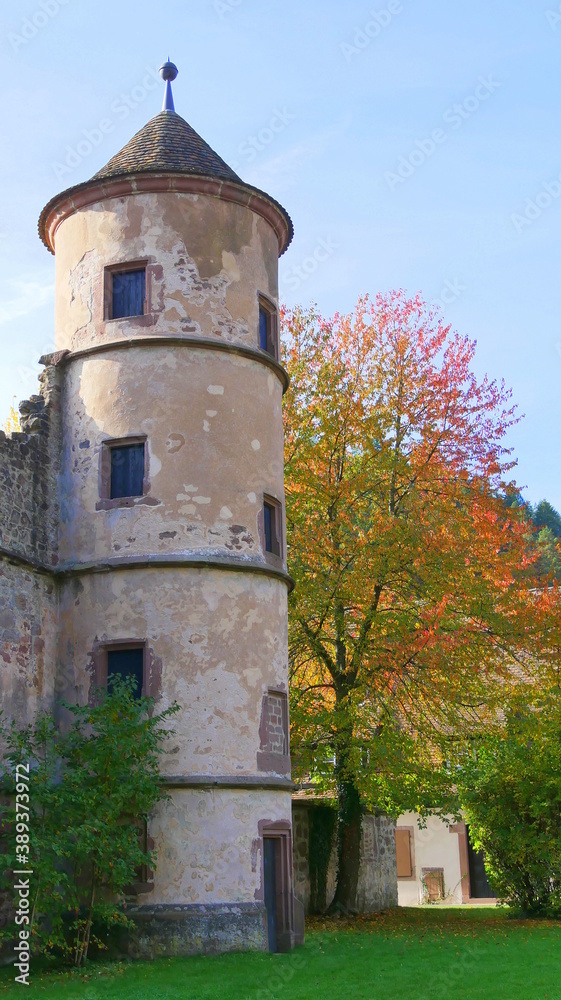 Blick auf den Treppenturm und den Südflügel des ehemaligen Klosters St. Peter und Paul in Calw-Hirsau, Schwarzwald