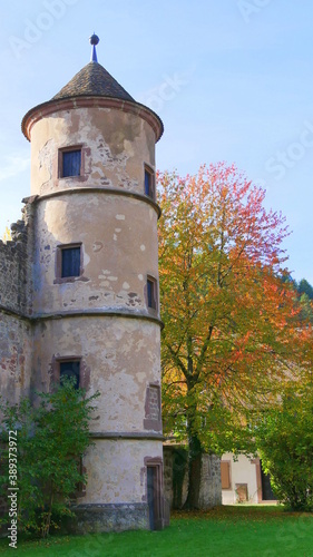 Blick auf den Treppenturm und den Südflügel des ehemaligen Klosters St. Peter und Paul in Calw-Hirsau, Schwarzwald