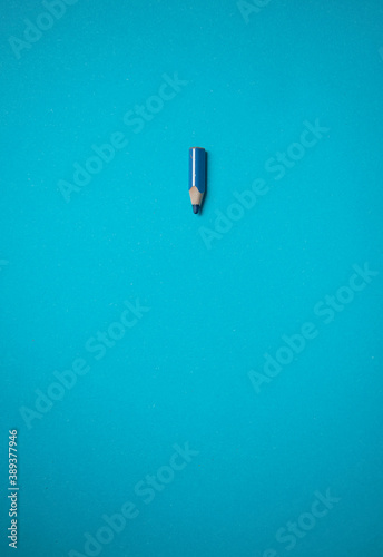 Blauer Buntstift auf blauem Untergrund