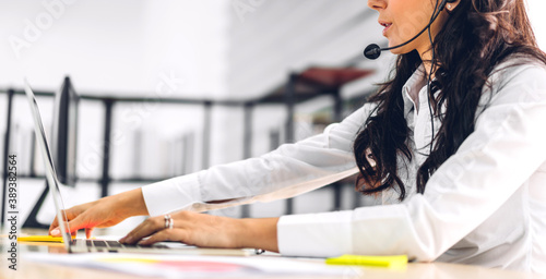 Foto Beautiful happy call center smiling businesswoman operator customer support cons