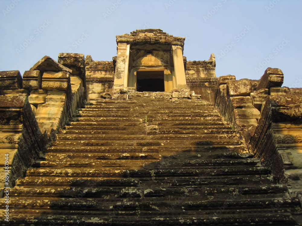 Fototapeta premium Sunrise over the ancient temple complexes of Angkor Wat in Siem Reap, Cambodia