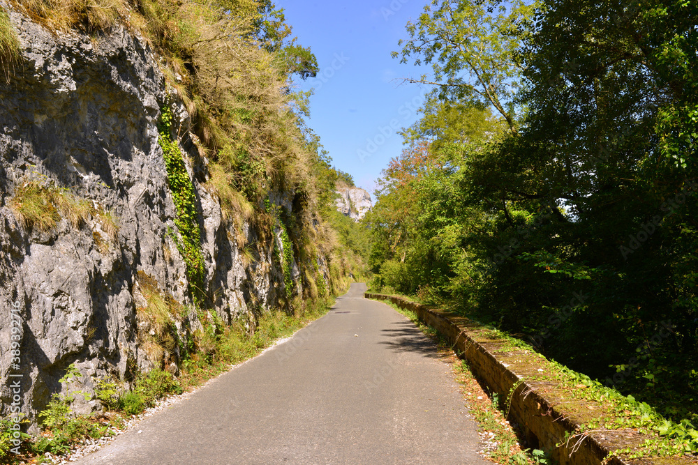 Route montagneuse vers Saint-Cirq-Lapopie (46330), Lot en Occitanie, France