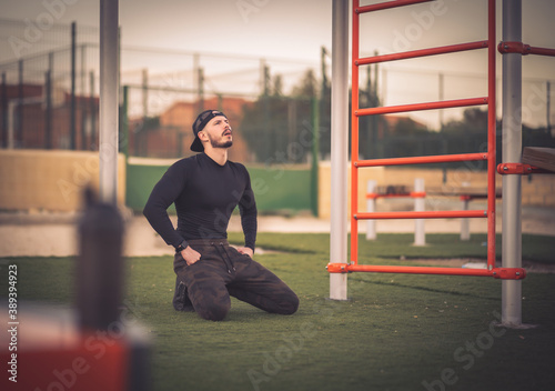 Persona entrenando al aire libre en un parque de barras, fitness photo