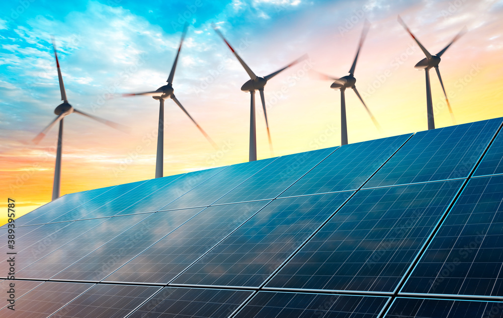 Solaranlage und Windräder im Abendlicht