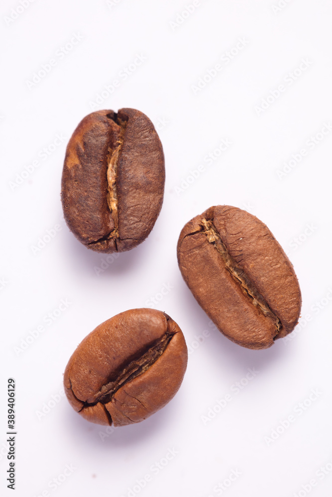 Obraz premium Coffee beans isolated with white background