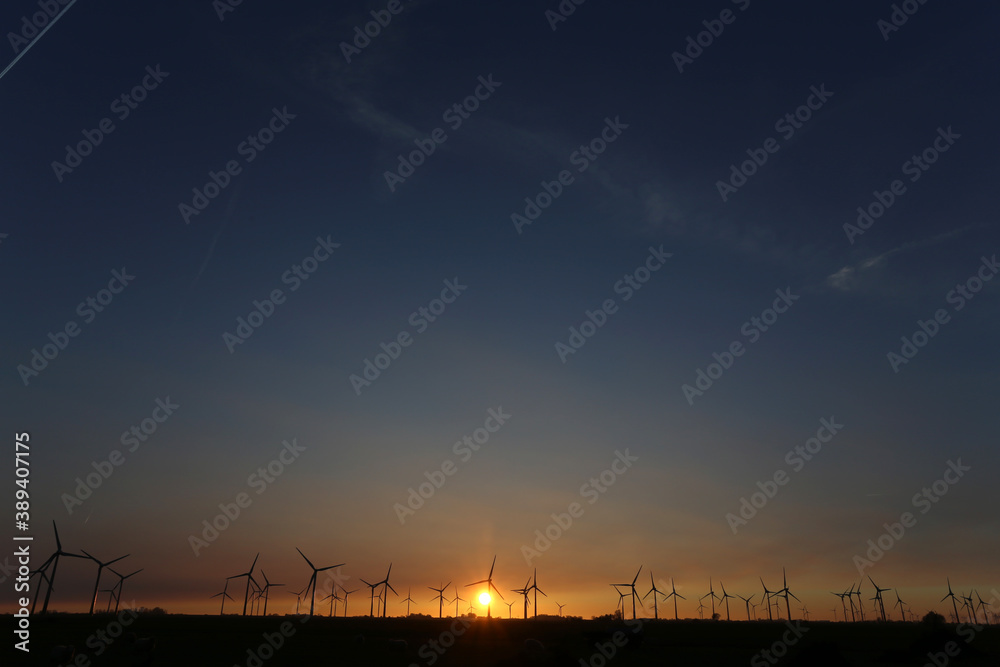 Windenergie und ein Farben froher Sonnenuntergang