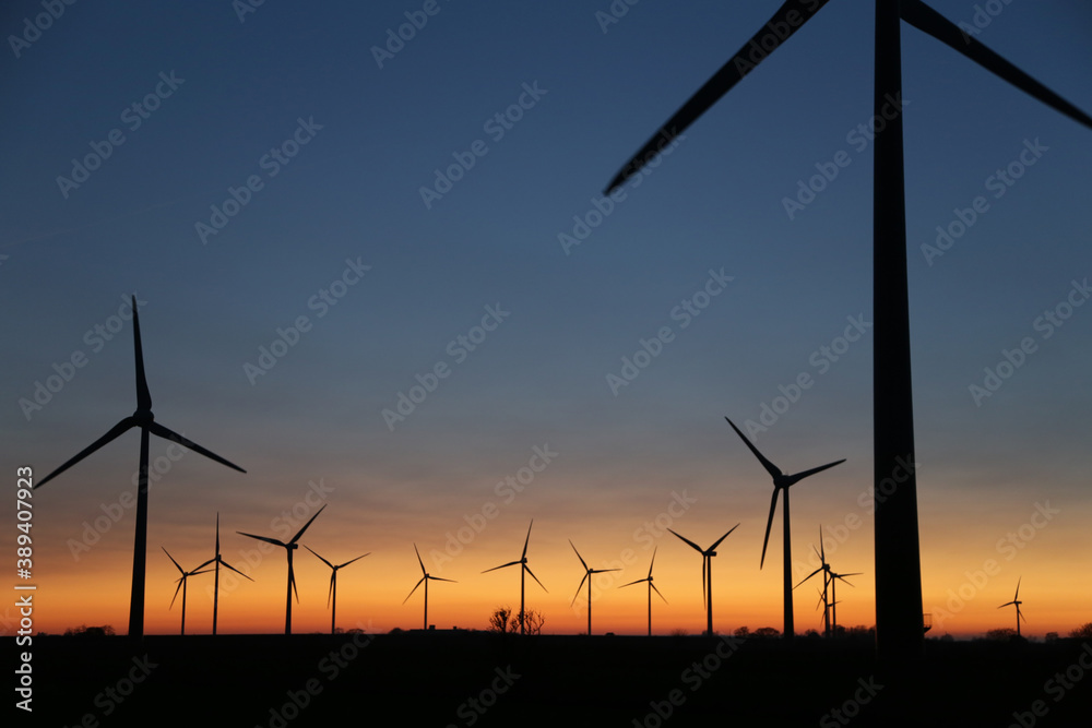 Obraz premium Windenergie und ein Farben froher Sonnenuntergang